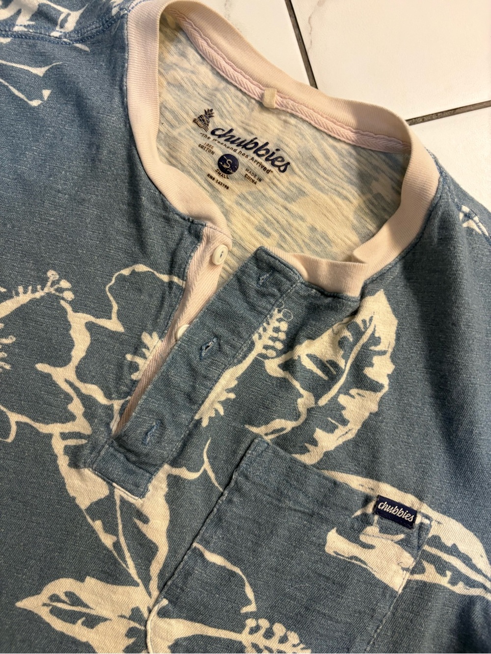 chubbies Blue and Cream Floral Henley Crewneck